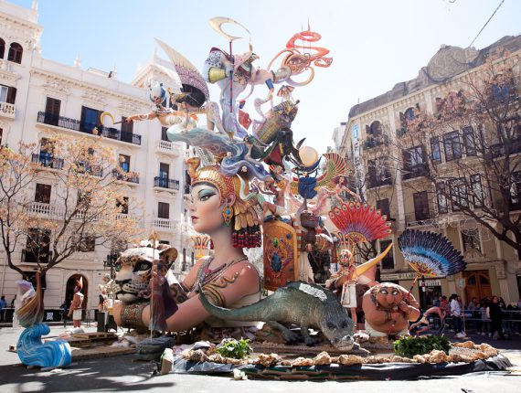 Visit and enjoy Las Fallas