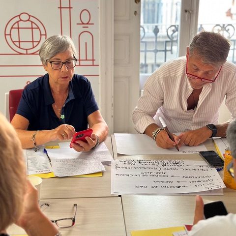 Erasmus seniors collaborating in a group activity during a history workshop on the connections between Valencia and Sicily.