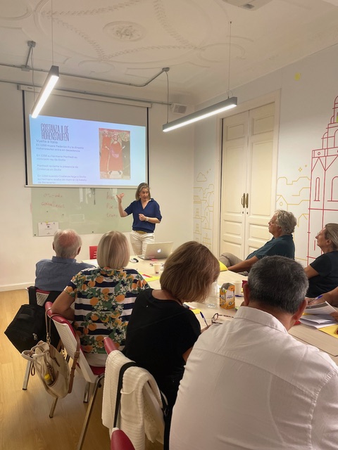 Erasmus seniors attentively listening to a presenter explaining the shared history between Valencia and Sicily