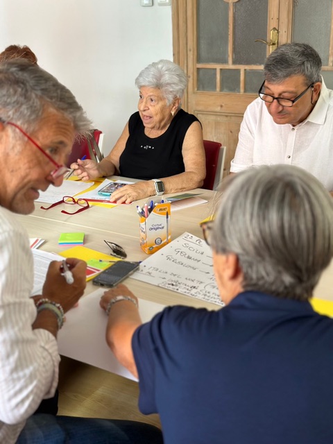 Erasmus seniors collaborating in a group activity during a history workshop on the connections between Valencia and Sicily.