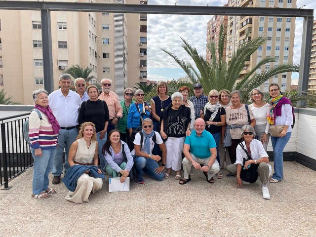 Erasmus seniors collaborating in a group activity during a history workshop on the connections between Valencia and Sicily.